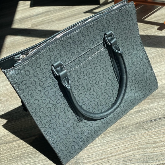 Multi compartment Guess structured back purse, some scratches on handle - Picture 5 of 12